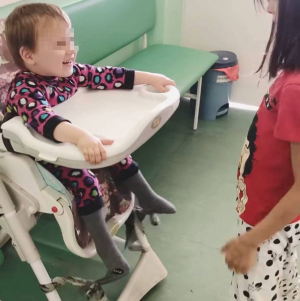 «Били ложкой по зубам»: Как трехлетний мальчик-сирота целый год жил в больнице, где его привязывали колготками к стулу