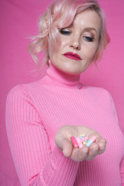 «Главное - настроиться на молодость»: екатеринбурженка с розовыми волосами стала моделью в 50+