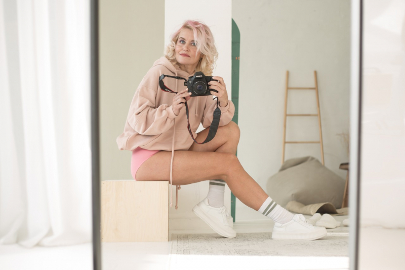 «Главное - настроиться на молодость»: екатеринбурженка с розовыми волосами стала моделью в 50+