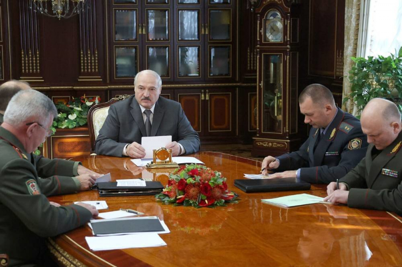 Лукашенко: На Украине открыт фронт против Беларуси
