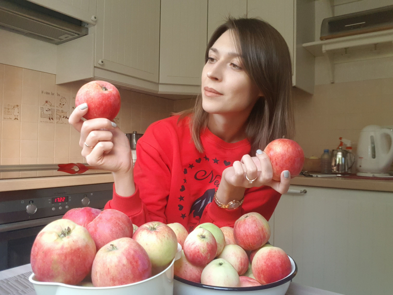Москвичи никак не могут продать яблоки: сладкие - по 50, кислые – по 40 рублей
