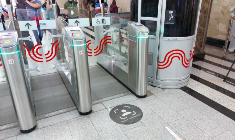 На всех станциях метро Москвы заработала система «оплаты по лицу»