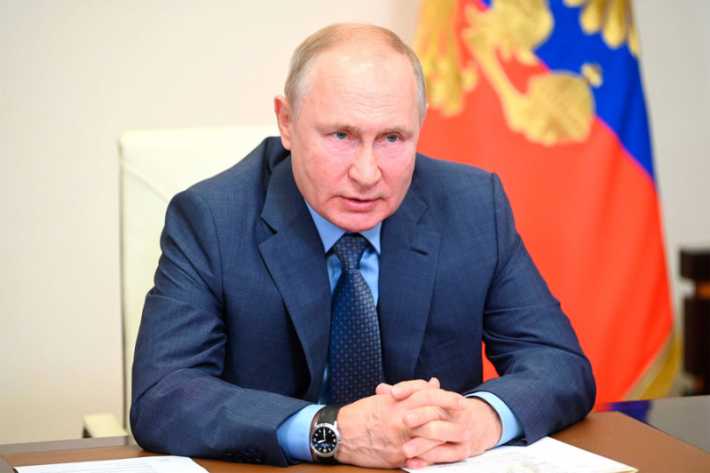 Заразившийся коронавирусом человек из окружения Путина «поздновато ревакцинировался»