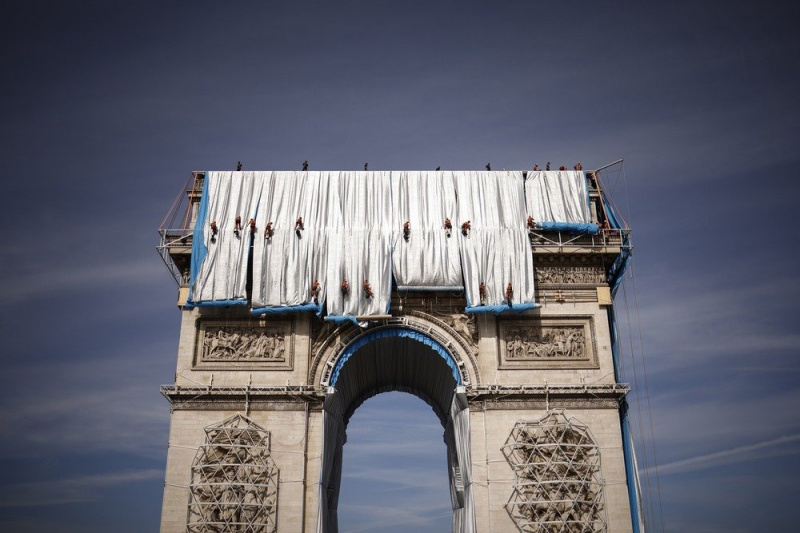 Знаменитую Триумфальную арку полностью задрапировали