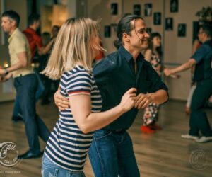 Танцы для начинающих взрослых: прекрасная возможность научиться быть в тренде современной культуры и личностного роста
