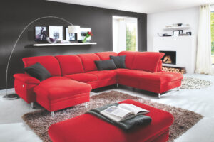 Красный диван — элегантный способ обустройства интерьера